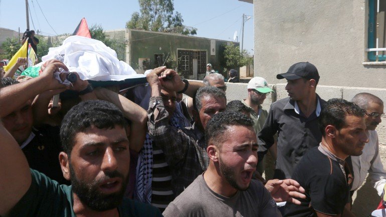 Palestinos transportam o corpo de Saad Dawabsha, morto na sequência de um incêndio causado por colonos judeus há uma semana