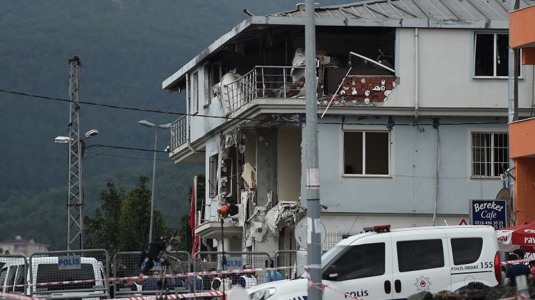 Durante a noite, um carro armadilhado explodiu junto a uma esquadra da polícia, no distrito de Sultanbeyli