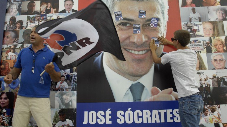 Apoiantes e opositores de José Sócrates junto à prisão de Évora