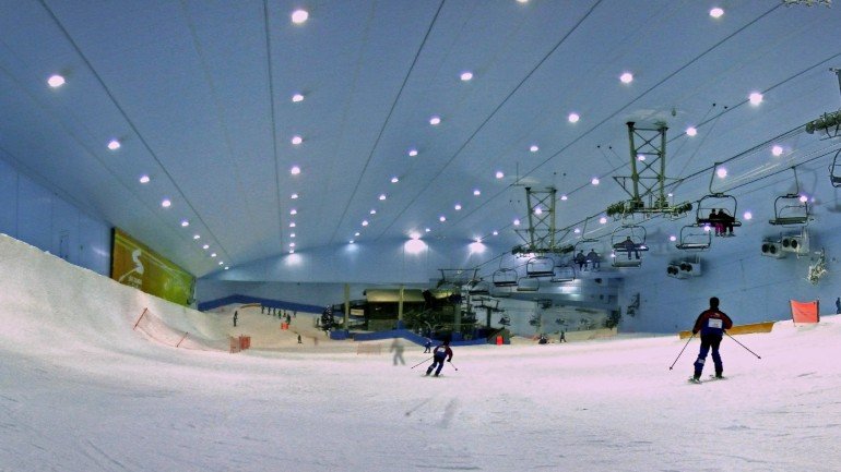 O resort de ski existente, com uma extensão de 400 em declive, aparece no Livro do Guiness como o maior do mundo.
