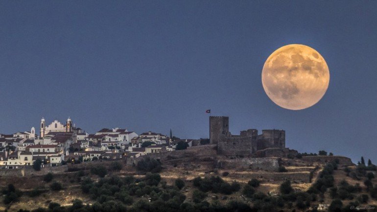 A primeira superlua de 2015, em agosto, sobre o castelo de Monsaraz, no Alentejo