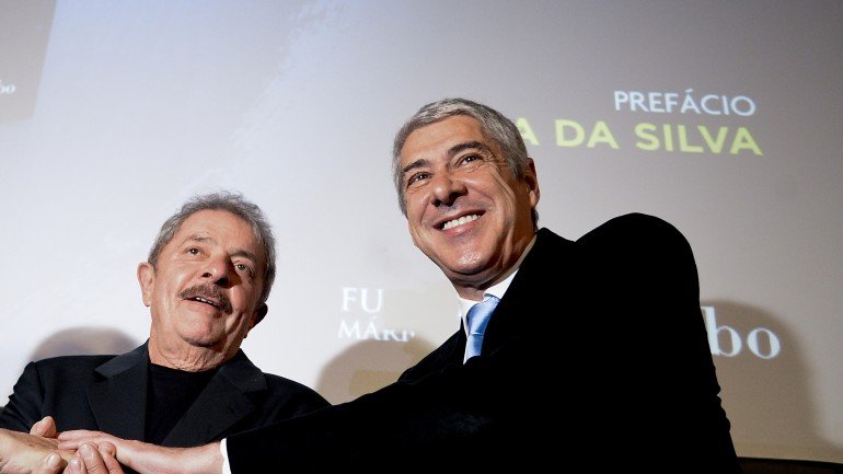 Lula e José Sócrates na apresentação em Lisboa do livro &quot;A Confiança no Mundo&quot;, da autoria do ex-primeiro-ministro português