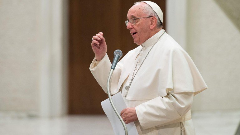 No final da referência ao atentado , o papa pediu aos presentes para rezarem em silêncio