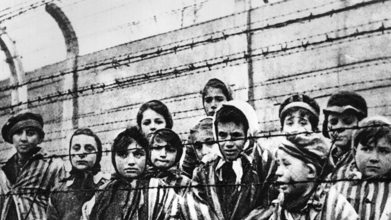 &quot;KL: A história dos campos de concentração nazis&quot; combina a frieza dos grandes números e o sofrimento individual