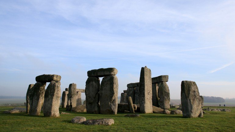 Os arqueólogos estimam que Stonehenge foi construído há cerca de 4.500 anos. E acreditam que a nova descoberta tenha sido erguida na mesma época