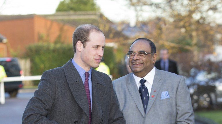 Paul Sabapathy com o Príncipe William, em Birmingham, Inglaterra