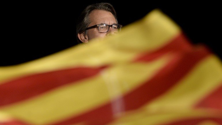 A bandeira que simboliza a independência da Catalunha num comício pró-independentista