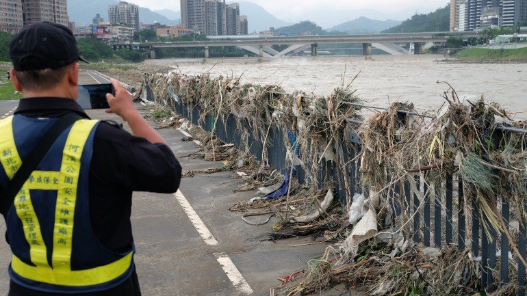 Os destroços em New Taipei City, Taiwan, depois da passagem do tufão.