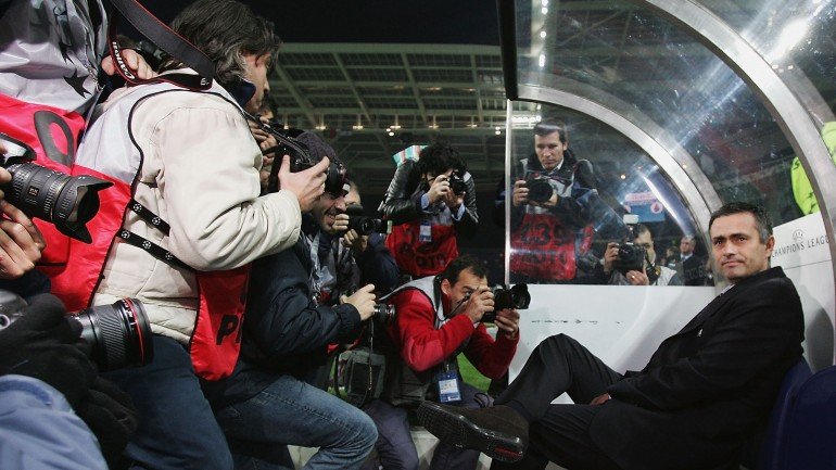 All eyes on him: José Mourinho regressou pela primeira vez ao Estádio do Dragão a 7 de dezembro de 2004, depois de conquistar a Liga dos Campeões com o FC Porto. Esta será a terceira vez que visita os dragões como treinador do Chelsea