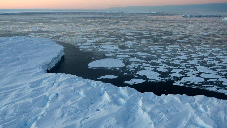 Explore o vídeo onde se mostram as alterações que os continentes sofreriam se todo o gelo da Terra derretesse