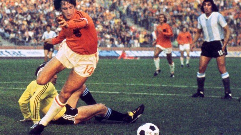 Johan Cruyff é holandês e uma antiga glória do futebol, que ganhou a Bola de Ouro três vezes, em 1971, 1973 e 1974.