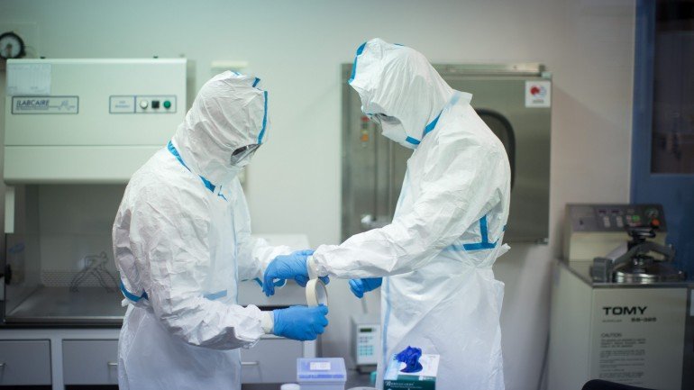 São precisos mais estudos sobre os fluídos corporais onde o ébola se pode manter