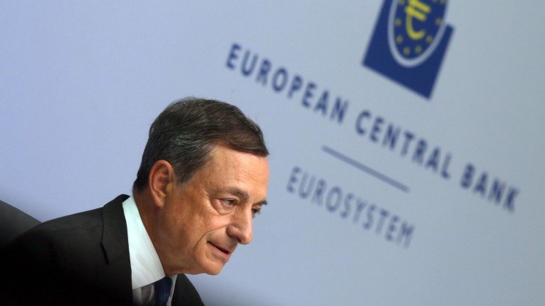 O presidente do BCE, Mario Draghi, equaciona reforçar os investimentos a longo prazo, com a compra de dívida público dos países da UE