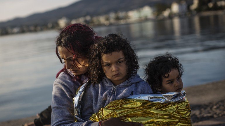 Famílias inteiras não param de chegar à ilha grega de Kos.