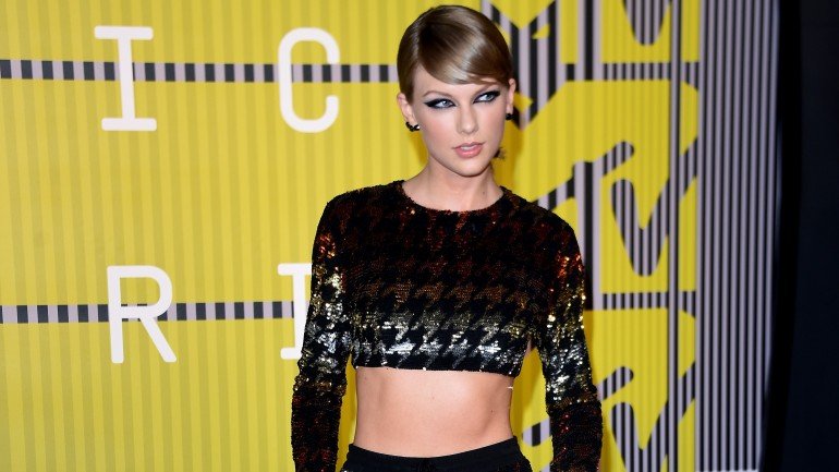 Taylor Swift não tem medo da concorrência e ajuda a promover outros artistas