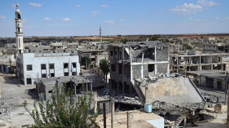 Ruas desertas em Talbisseh, na província de Homs: os bombardeamentos russos terão feitos vítimas civis