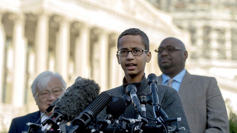 O jovem adolescente Ahmed Mohamed visitou a Casa Branca antes de se mudar para o Qatar.