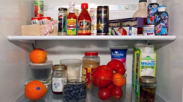 Saiba quais os produtos que vale a pena guardar no frio e reserve-lhes um espacinho no frigorífico.