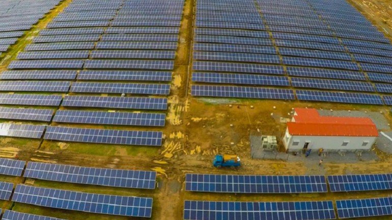 Pormenor do campo de 46 mil painéis fotovoltaicos que alimentam o aeroporto indiano