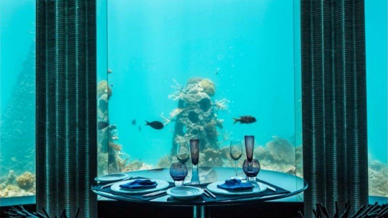 No Subsix é possível jantar debaixo de água. E depois dar um pézinho de dança