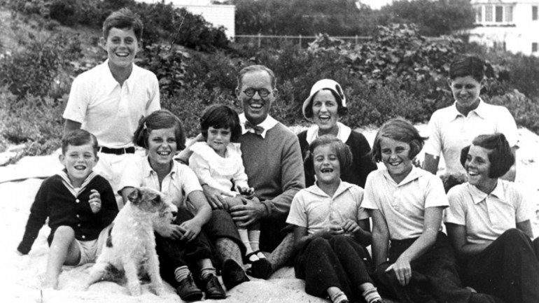 A família Kennedy em 1931, em Hyannis Port, Massachusetts. Ao centro, os progenitores Joseph F. Kennedy e Rose Fitzgerald Kennedy