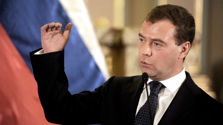 Dmitri Medvedev explicou que existe uma lei de &quot;medidas especiais&quot; à qual se pode recorrer para &quot;garantir a segurança&quot; do país