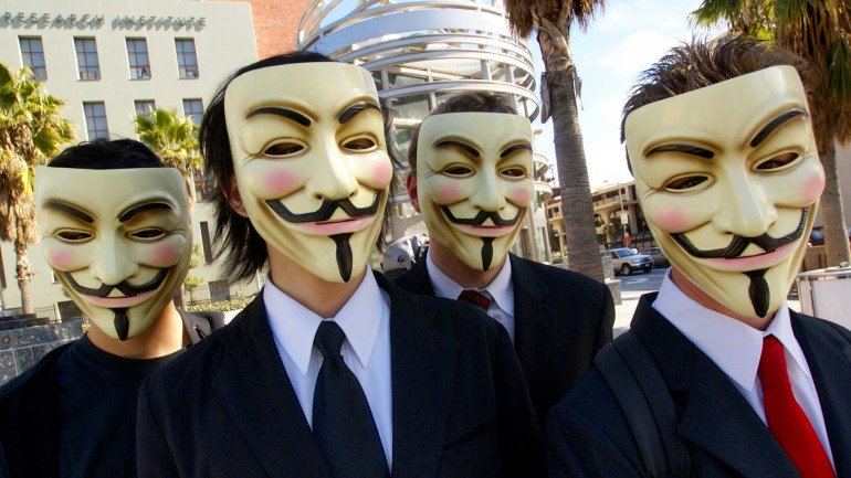 As máscaras usadas como símbolo pelo coletivo Anonymous popularizaram-se nas manifestações contra a Igreja da Cientologia, em 2008