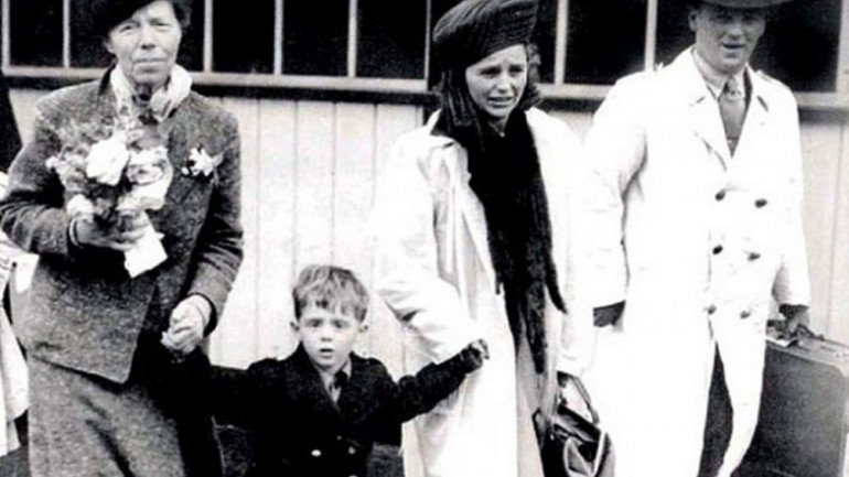 Leonid Kulikovsk, em criança, com a avó Olga Alexandrovna (à esquerda) e os pais, Rut and Guriy (à direita).