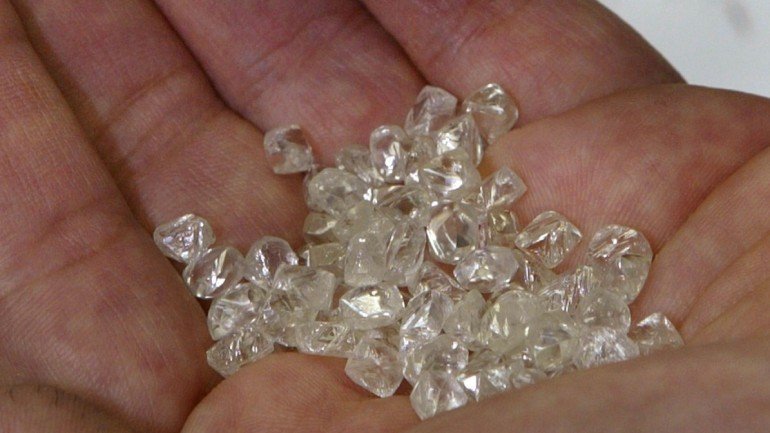 Os diamantes foram formados há milhares de milhões de anos em condições de elevada pressão e temperatura