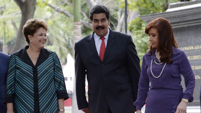 A viragem do século XXI marcou a subida ao poder de forças da esquerda, a grande parte populista, na América do Sul. Na fotografia, Dilma Roussef, Nicolas Maduro e Cristina Kirchner.