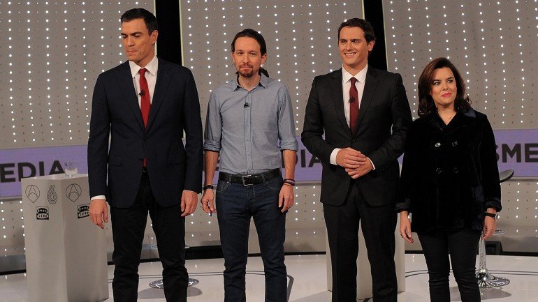 Pedro Sánchez, líder do PS espanhol, Pabo Iglesias, líder do Podemos, Albert Rivera, líder do Ciudadanos, e Soraya Sáenz de Santamaría, vice-presidente do PP, estiveram frente a frente esta segunda-feira