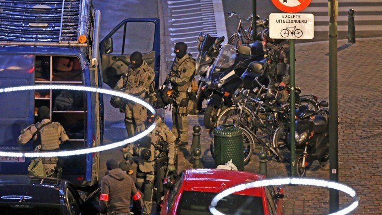 Ainda durante esta semana as autoridades belgas voltaram a fazer rusgas antiterroristas no centro de Bruxelas