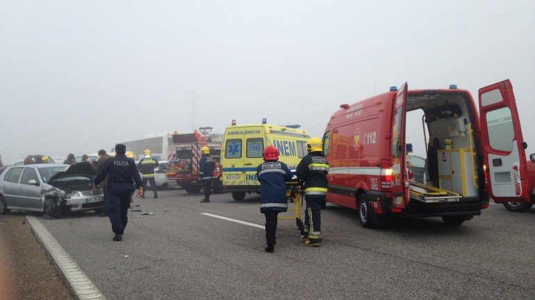 A A12 esteve cortada toda a manhã devido a um acidente que resultou em 15 feridos e um morto