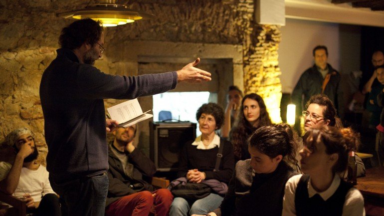 As noites de poesia no bar Irreal, organizadas pelo poeta e editor Nuno Moura, têm sempre convidados para as leituras.