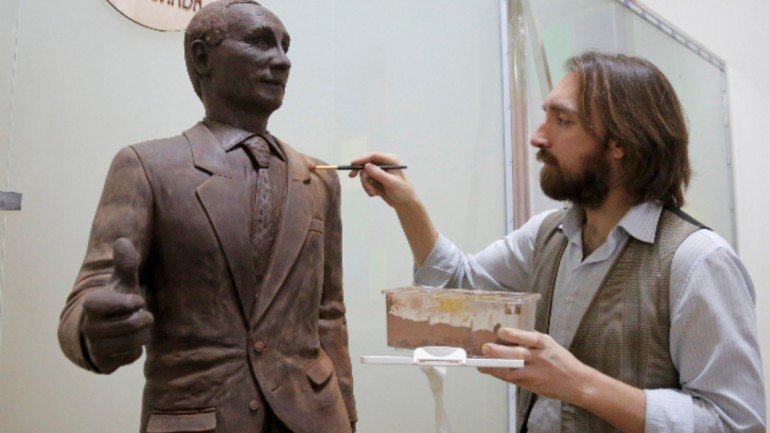 O escultor Nikita Gusev e a sua construção em chocolate