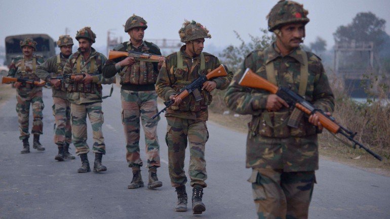 Militares indianos patrulham o perímeto da base aérea em Pathankot, no Punjab, perto da fronteira entre a Índia e o Paquistão
