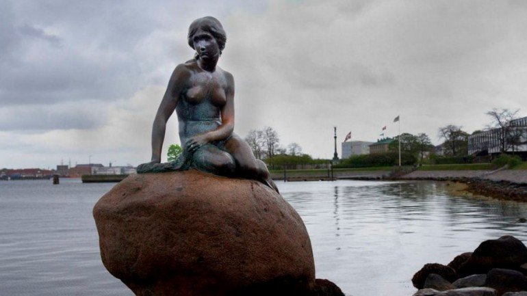 A estátua de bronze da Pequena Sereia foi construída em 1913, em Copenhaga (Dinamarca)