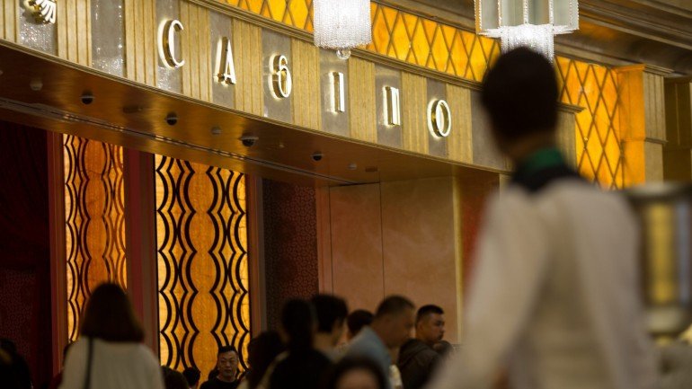 Os casinos de Macau fecharam 2015 com receitas de 230.840 milhões de patacas (26.627 milhões de euros), uma queda de 34,3% face a 2014.
