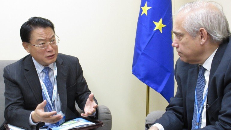 Fernando Frutuoso de Melo (à direita) já fez parte do gabinete privado de Olli Rehn e de Durão Barroso (onde desempenhou as funções de chefe adjunto do gabinete do presidente da Comissão Europeia)