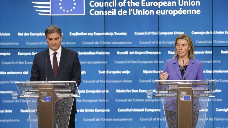 Dragan Covic com a responsável pela política externa europeia, Federica Mogherini