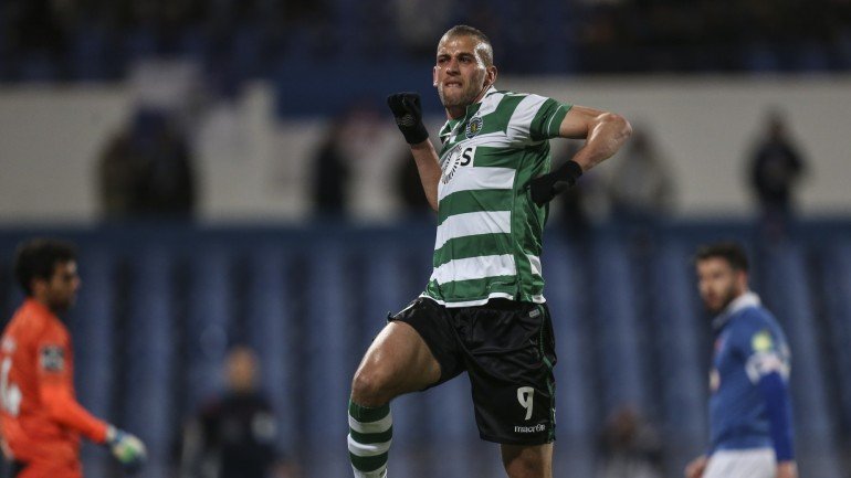 Islam Slimani bisou no Estádio Restelo e já leva 22 golos marcados neste campeonato