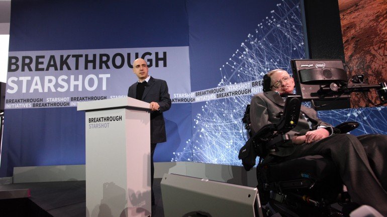 Yuri Milner e Stephen Hawking durante a apresentação do projeto