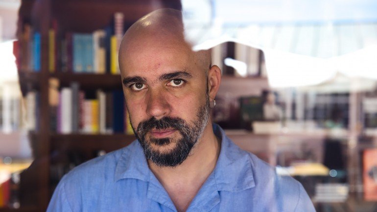 Afonso Cruz é um dos autores convidados para escrever &quot;Um Estranho Enigma&quot;