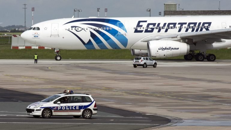 O avião da EgyptAir fazia a ligação entre Paris e o Cairo quando se despenhou