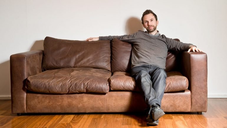 O sofá pode ser usado para fazer exercício, e não apenas para ver televisão