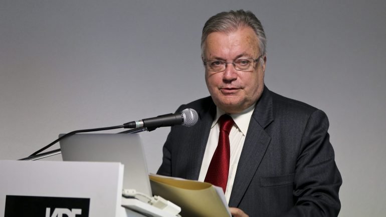 Luís Filipe Castro Mendes exonerou o anterior diretor-geral das Artes em Maio.