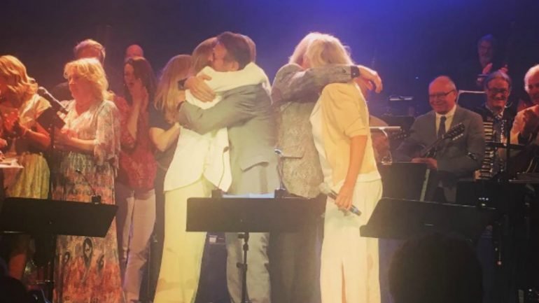 Os quatro membros dos ABBA reunidos em palco