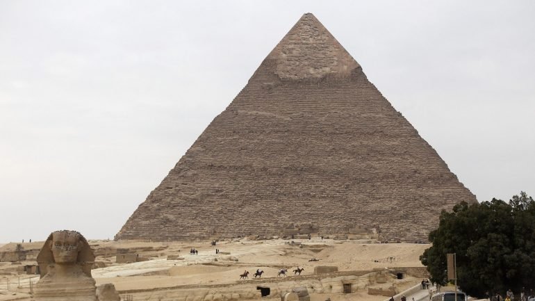 A pirâmide de Gizé e a esfinge, no canto inferior, à esquerda