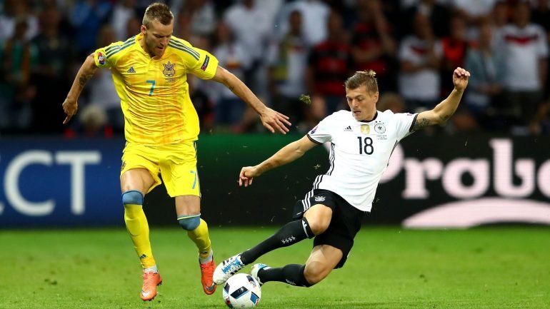 Yarmolenko e Kroos em ação no Alemanha-Ucrânia (2-0)