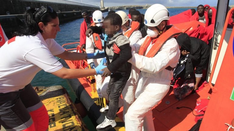No relatório, a UNICEF refere que cerca de sete mil crianças e adolescentes não acompanhadas fizeram a travessia do Norte de África para Itália entre janeiro e maio deste ano